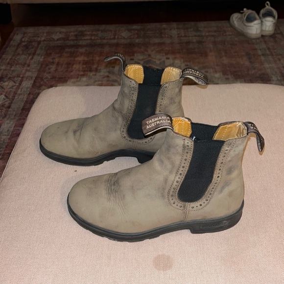 Blundstone Shoes - Size 7, Rustic Brown, style #1351 Blundstone Chelsea Boots